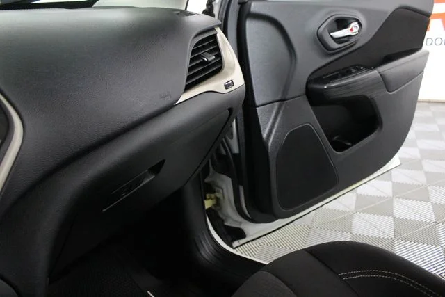 Used 2015 White Jeep Latitude image 15