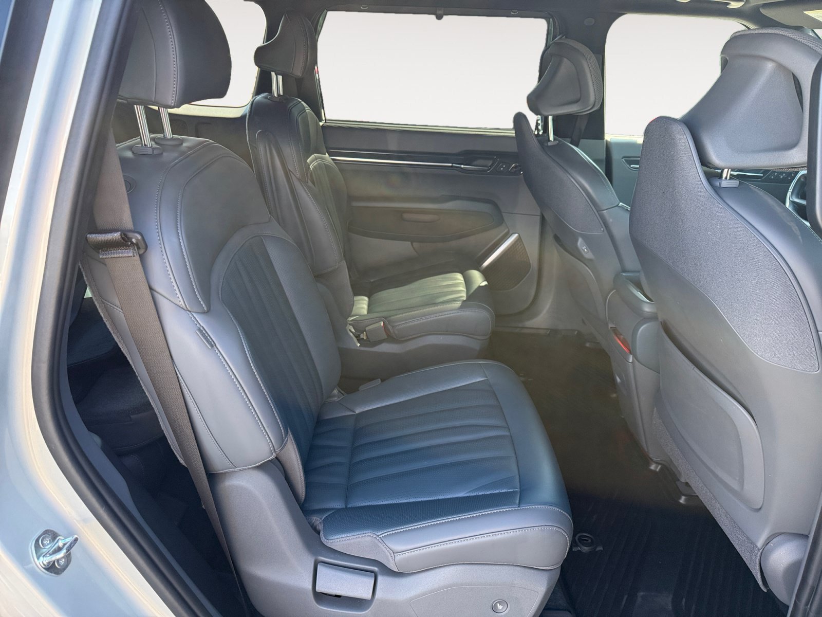 Used 2024 Ivory Kia GT-Line image 18