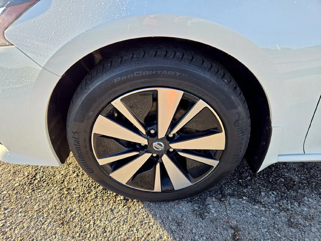 Used 2019 White Nissan 2.5 SL image 9