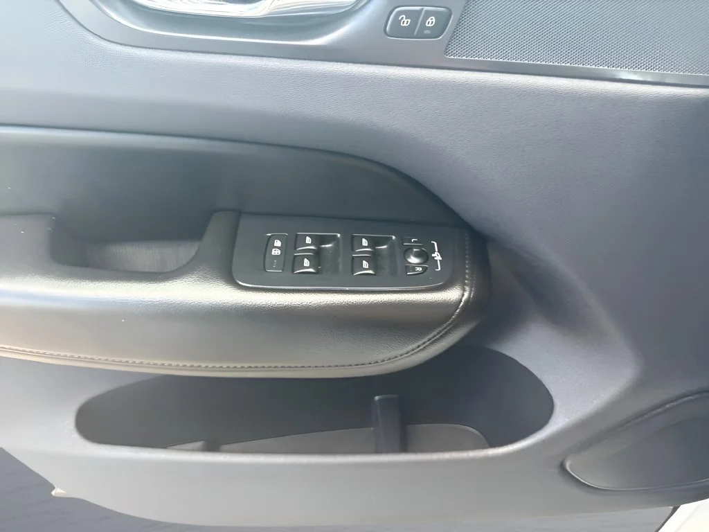 Used 2019  Volvo Momentum image 26