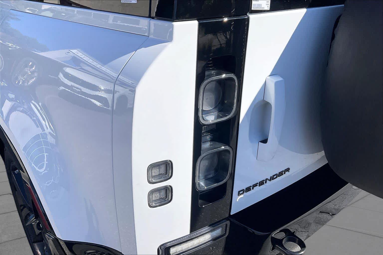 Used 2025 Fuji White Land Rover V8 image 26