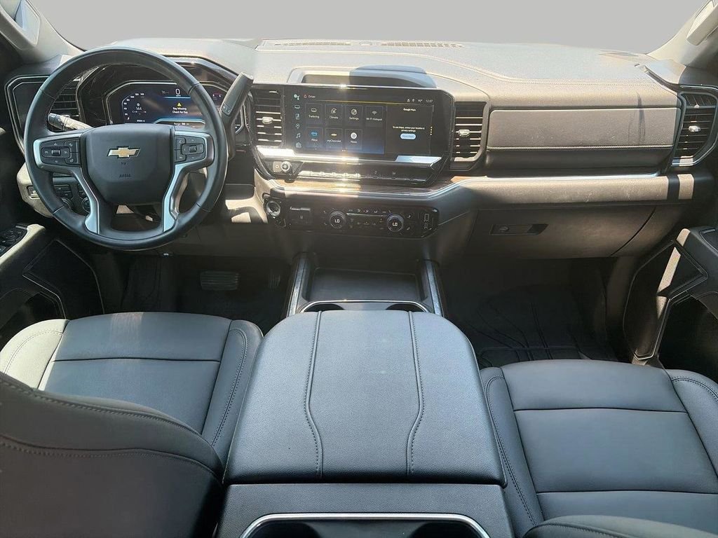 Used 2025 White Chevrolet LT image 9