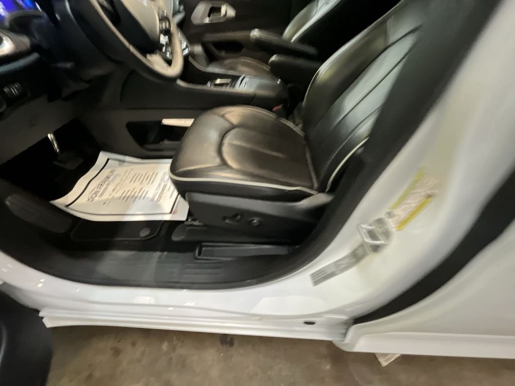 Used 2025 White Chrysler Limited image 12