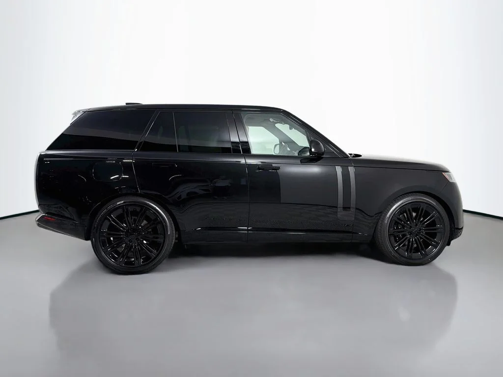 New 2026 Santorini Black Land Rover SE image 4