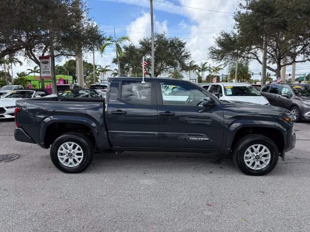 2025 Toyota Tacoma SR5 - Photo 9