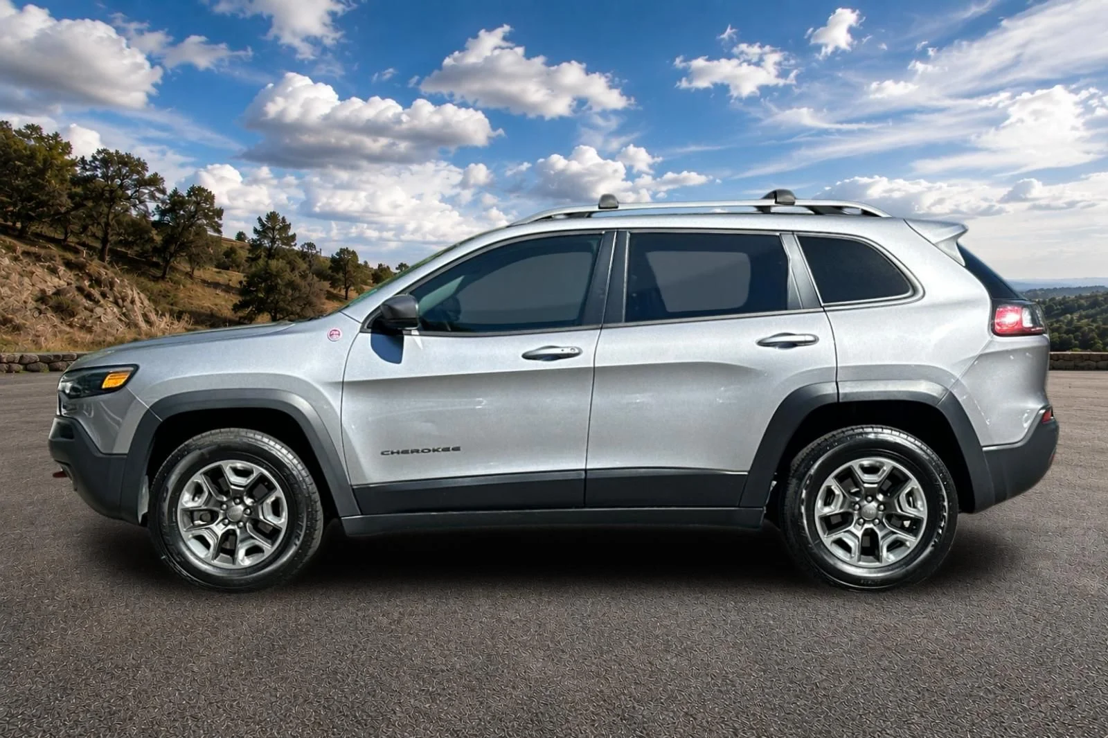 Used 2019 Billet Silver Metallic Clearcoat Jeep Trailhawk image 8