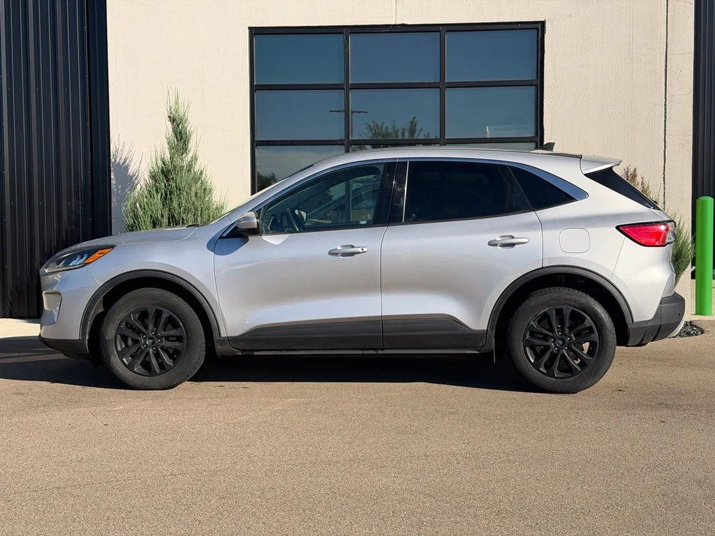 Used 2020 Silver Ford SE image 2