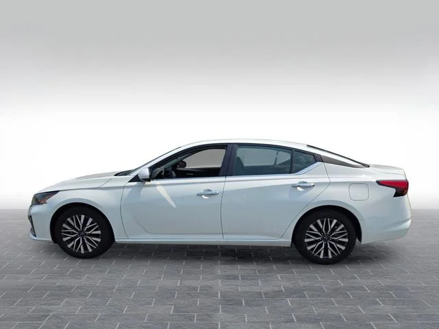 Used 2025 White Nissan 2.5 SV image 4