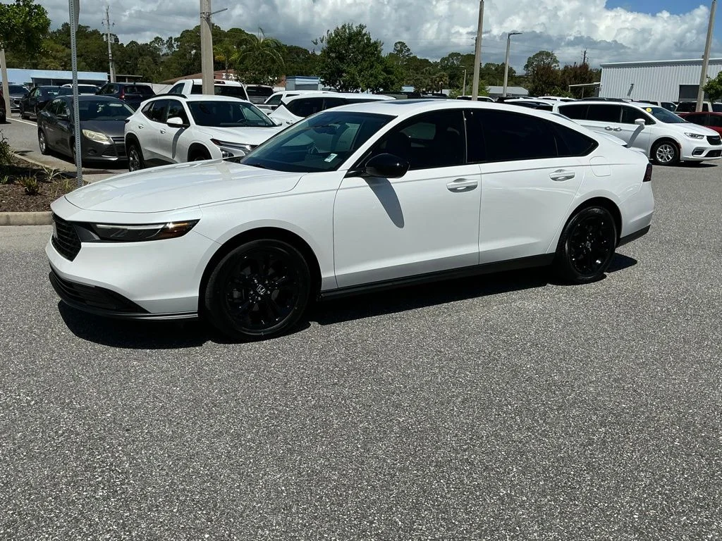Used 2025 White Honda SE image 2