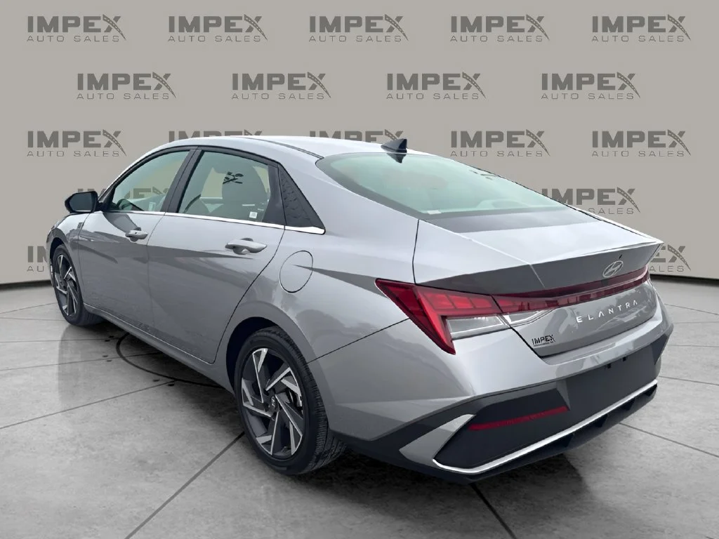 Used 2025 Silver Hyundai SEL Convenience image 3
