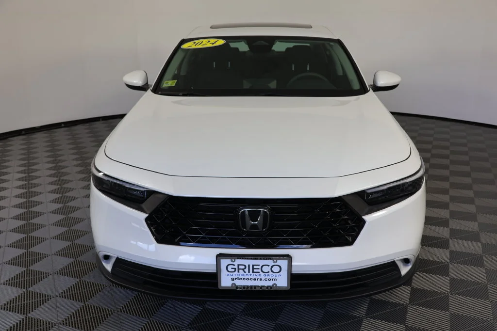 Used 2024 Platinum White Pearl Honda EX image 3