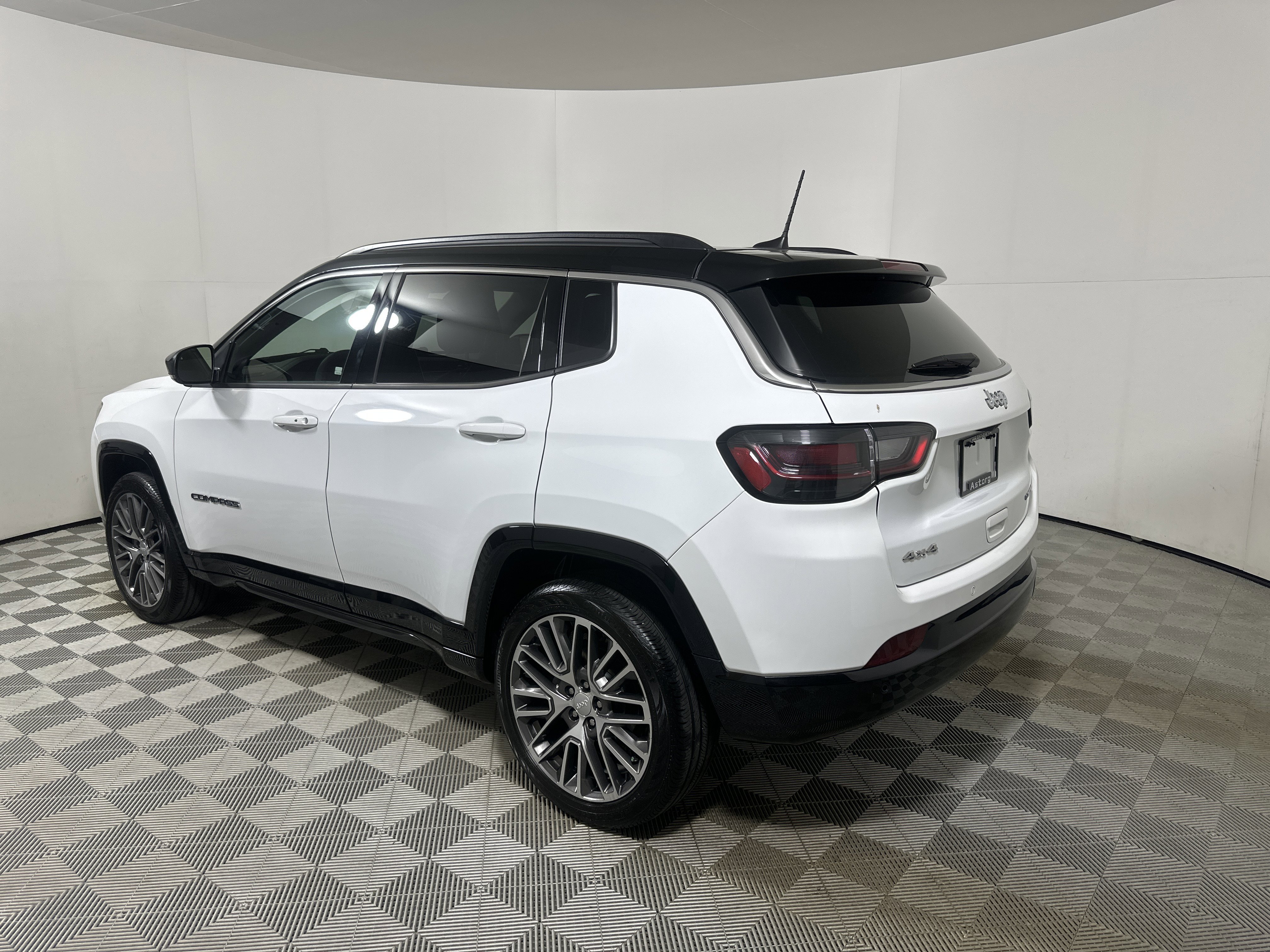 Certified Used 2024 Bright White Clearcoat Jeep Limited image 5