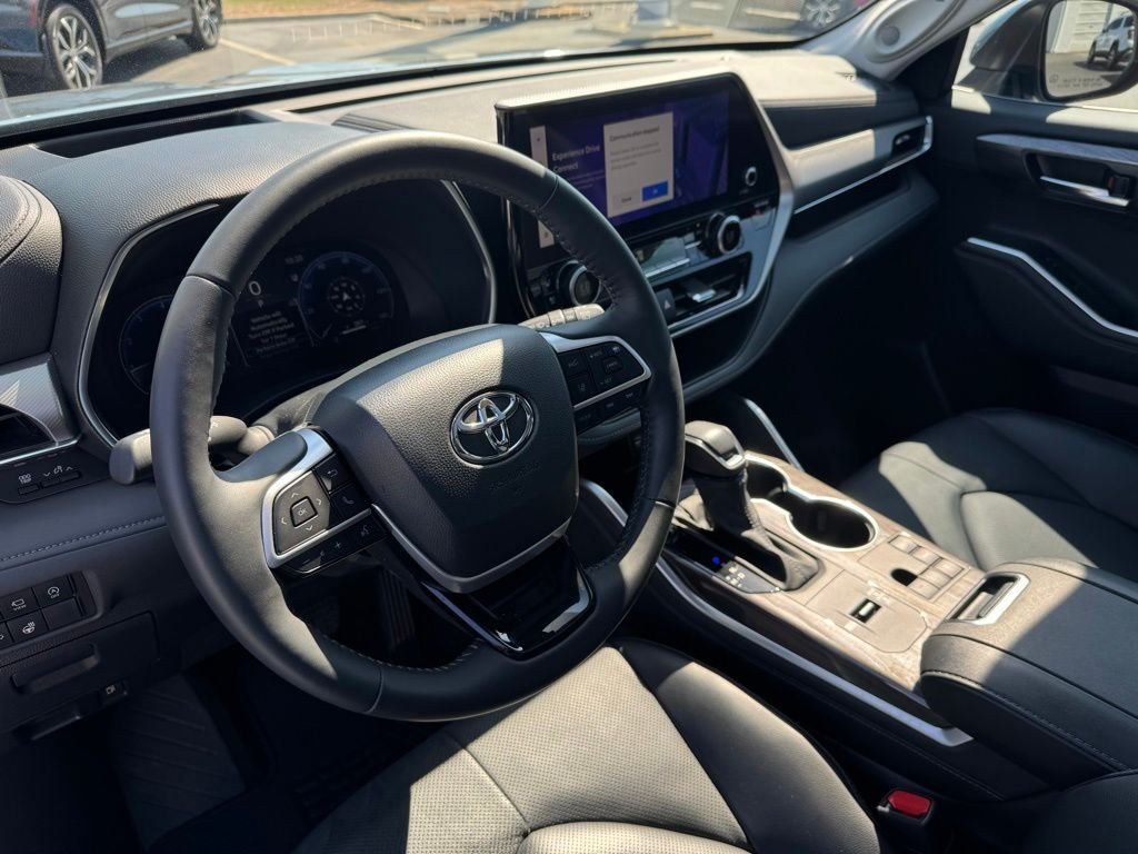 Used 2024  Toyota Platinum image 16
