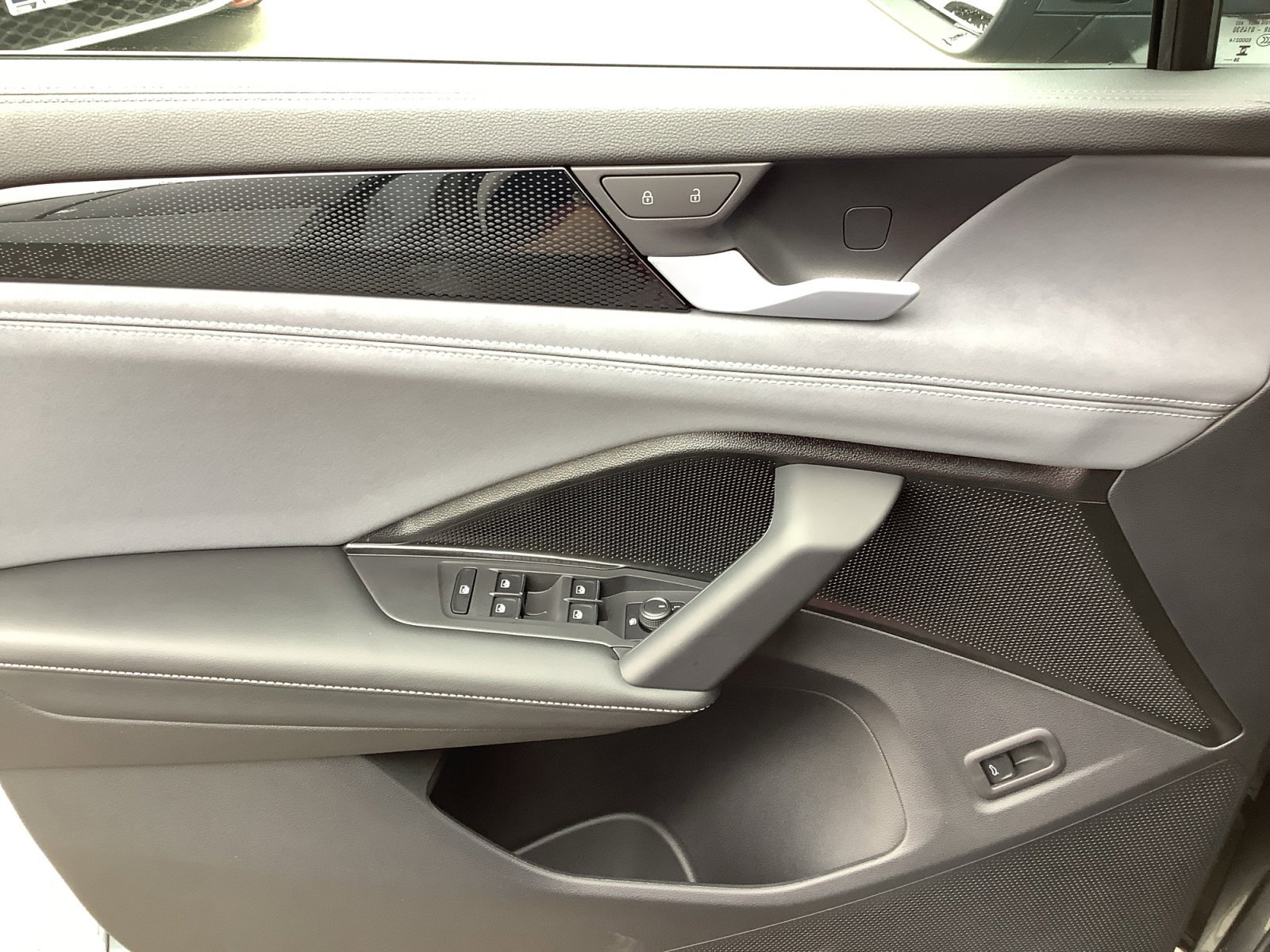 New 2026 PURE WHITE Volkswagen SE image 29
