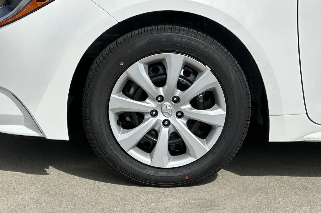 New 2027 Ice Cap Toyota  LE image 30