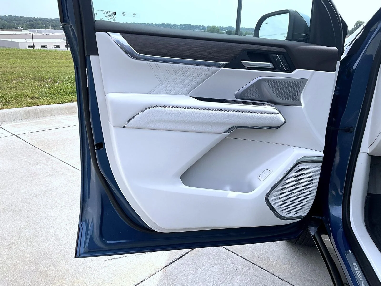 Used 2024 Blue GMC Denali image 9