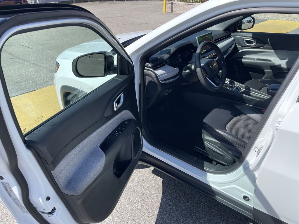 Used 2024 White Jeep Latitude image 14