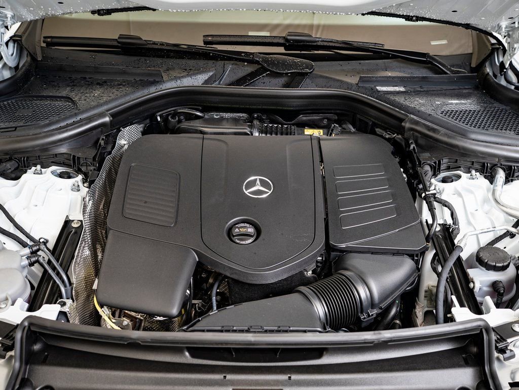 New 2026 MANUFAKTUR Moonlight White Metallic Mercedes-Benz GLC 300 image 36