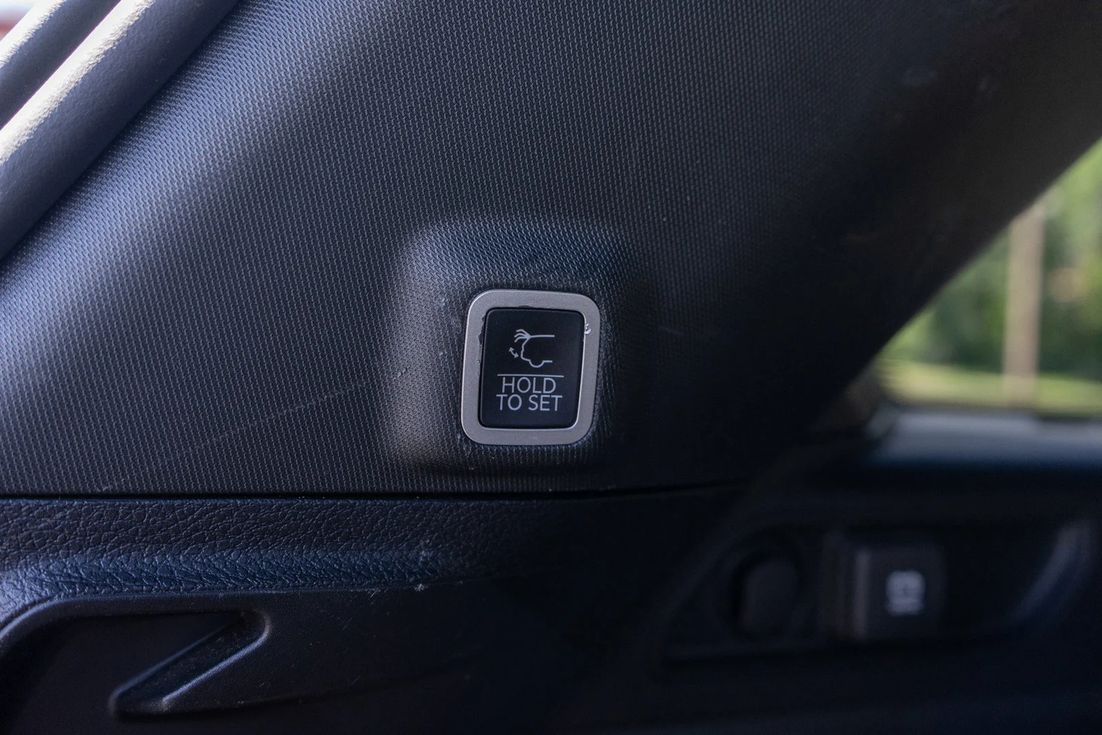 Used 2023 Diamond Black Crystal Pearlcoat Jeep Limited image 10