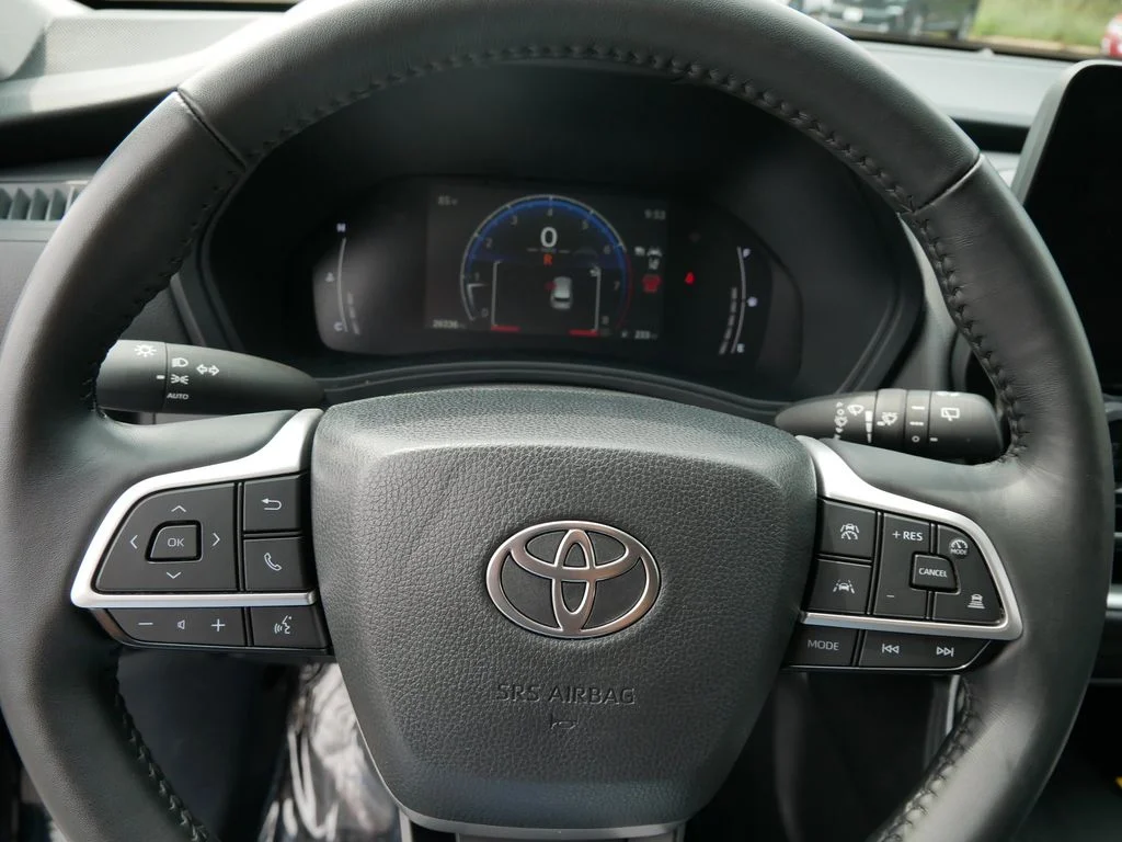 Used 2025  Toyota XLE image 27