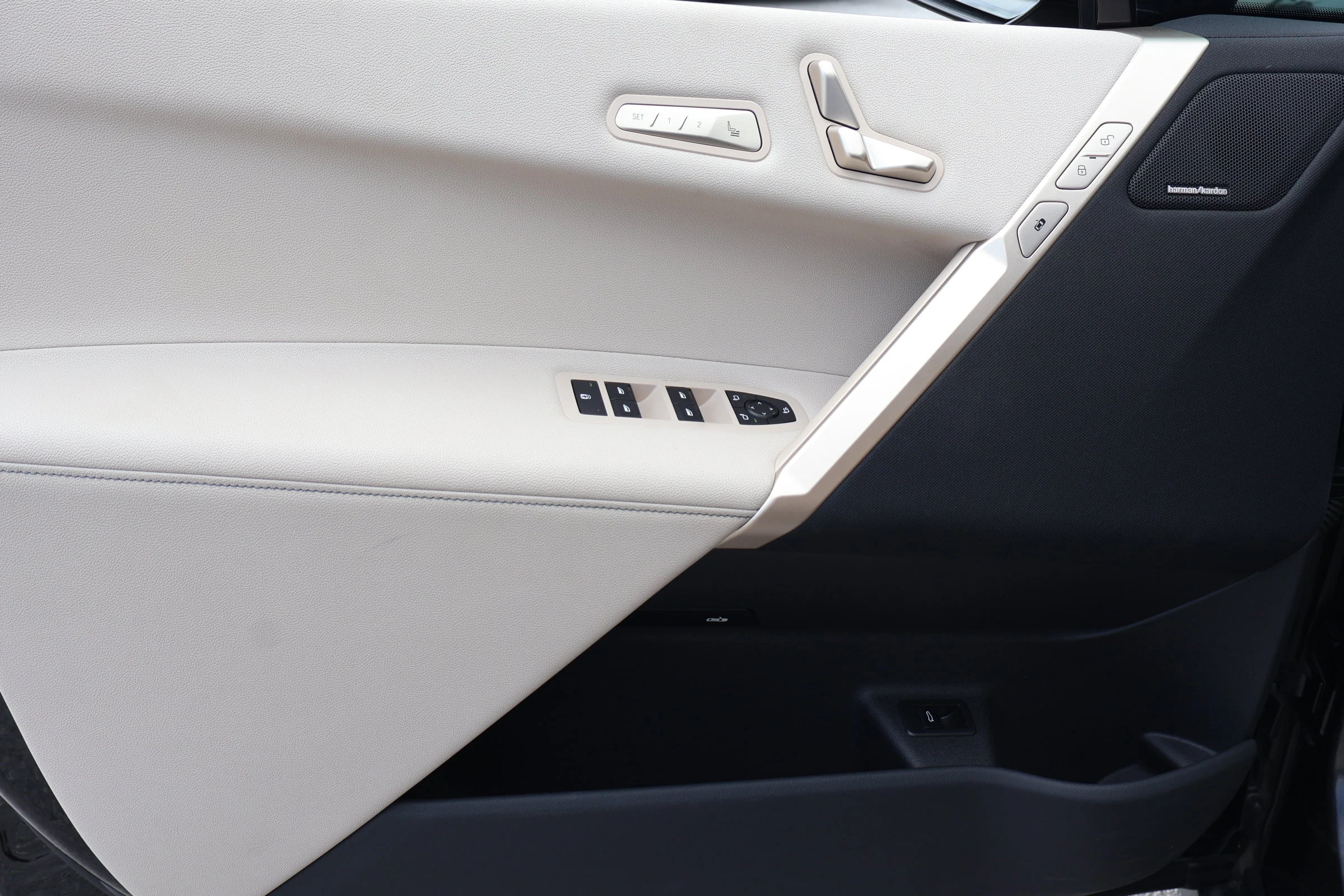 2025 BMW iX 50 - Photo 15