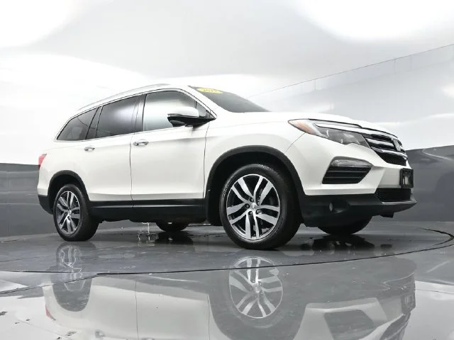 Used 2017 White Honda Touring image 49