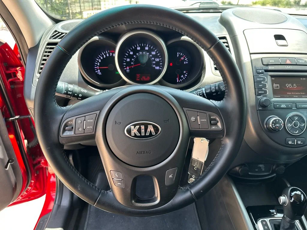 Used 2013 Red Kia Plus image 21