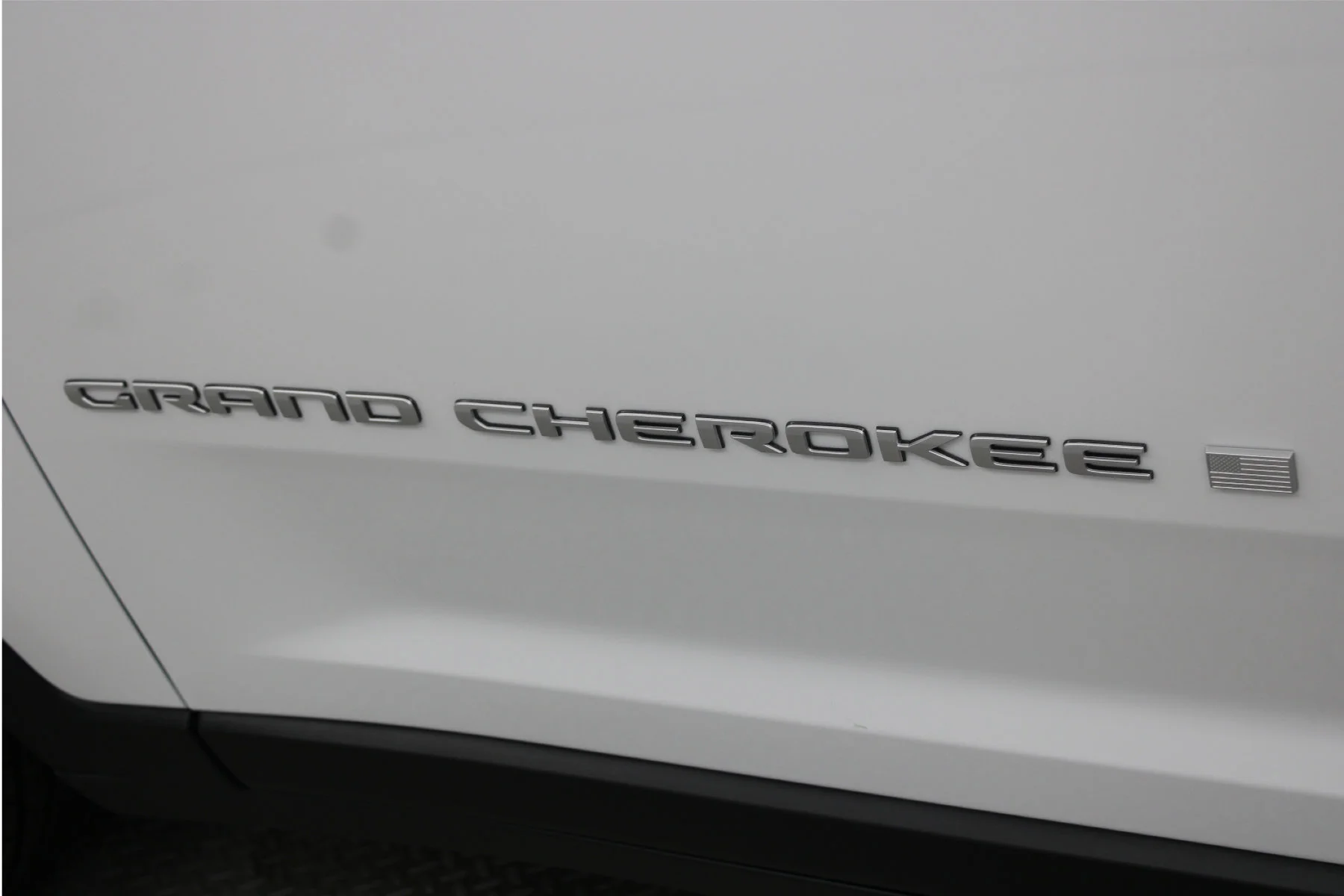 New 2025 Bright White Clear-Coat Exterior Paint Jeep Laredo  x 4x2 image 18