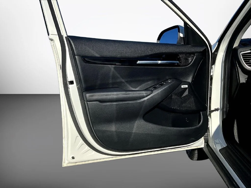 Used 2023 White Kia SX image 21