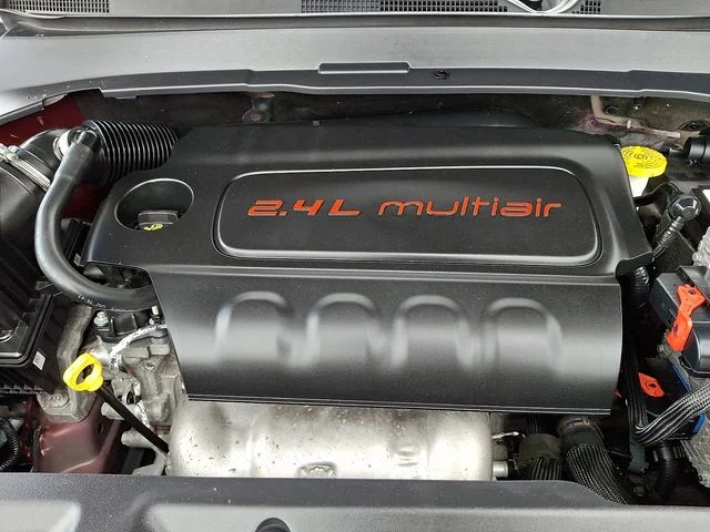 Used 2022 Red Jeep Latitude image 29