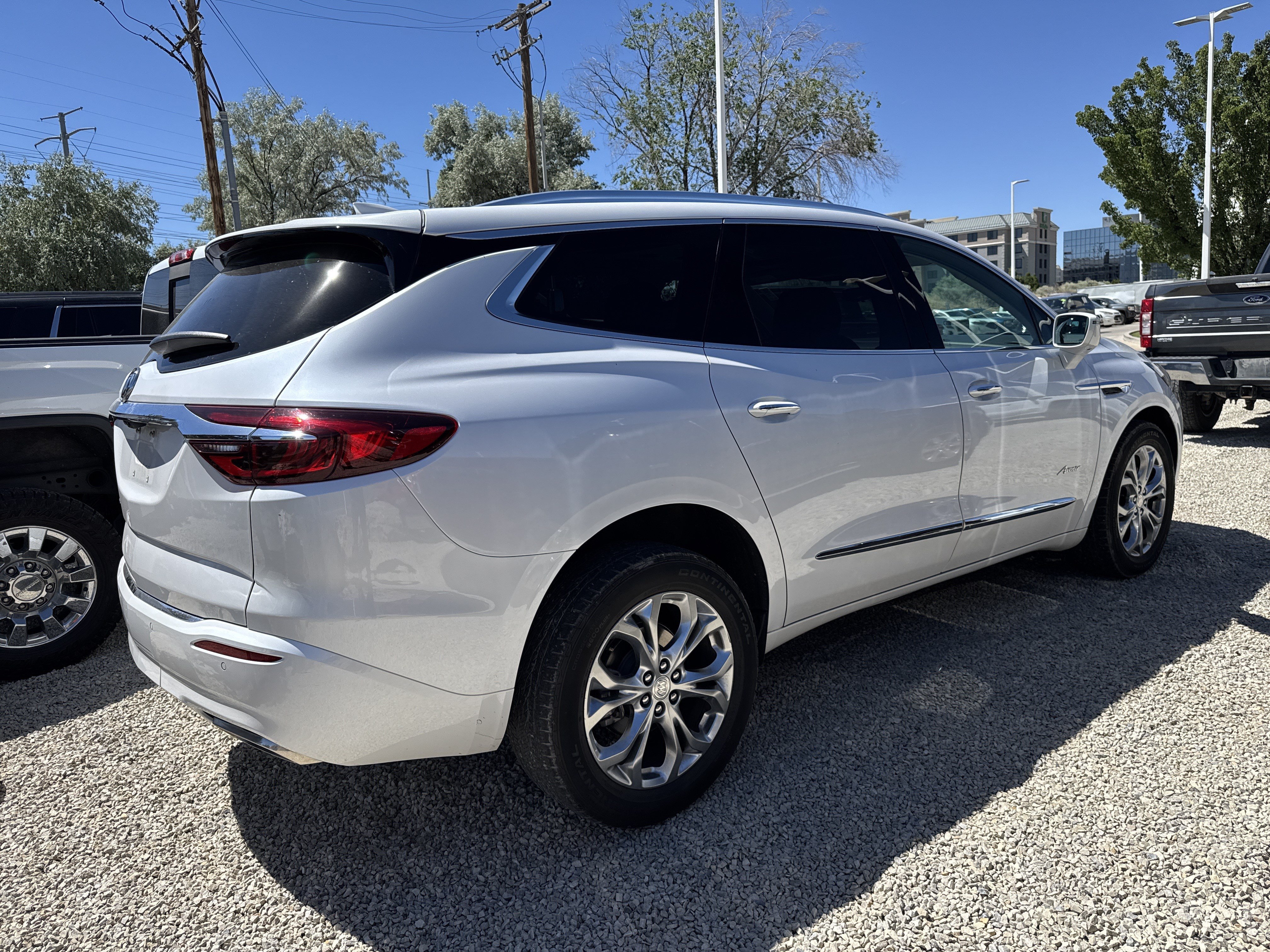 Used 2020 WHITE FROST TRICOAT Buick Avenir image 5
