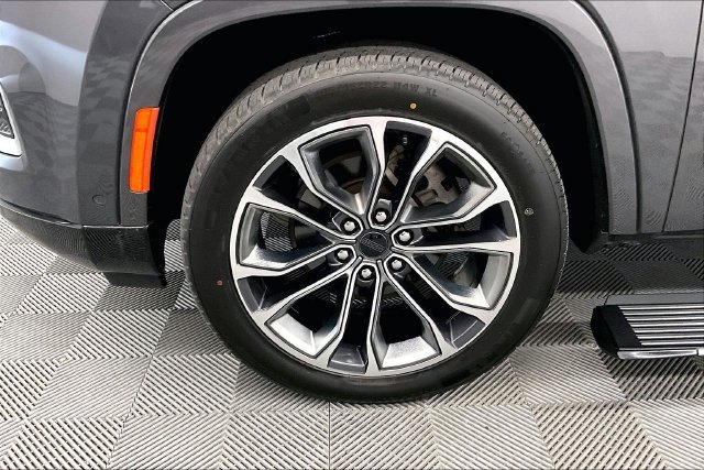 Used 2025 Baltic Gray Metallic Clearcoat Jeep Series III image 10