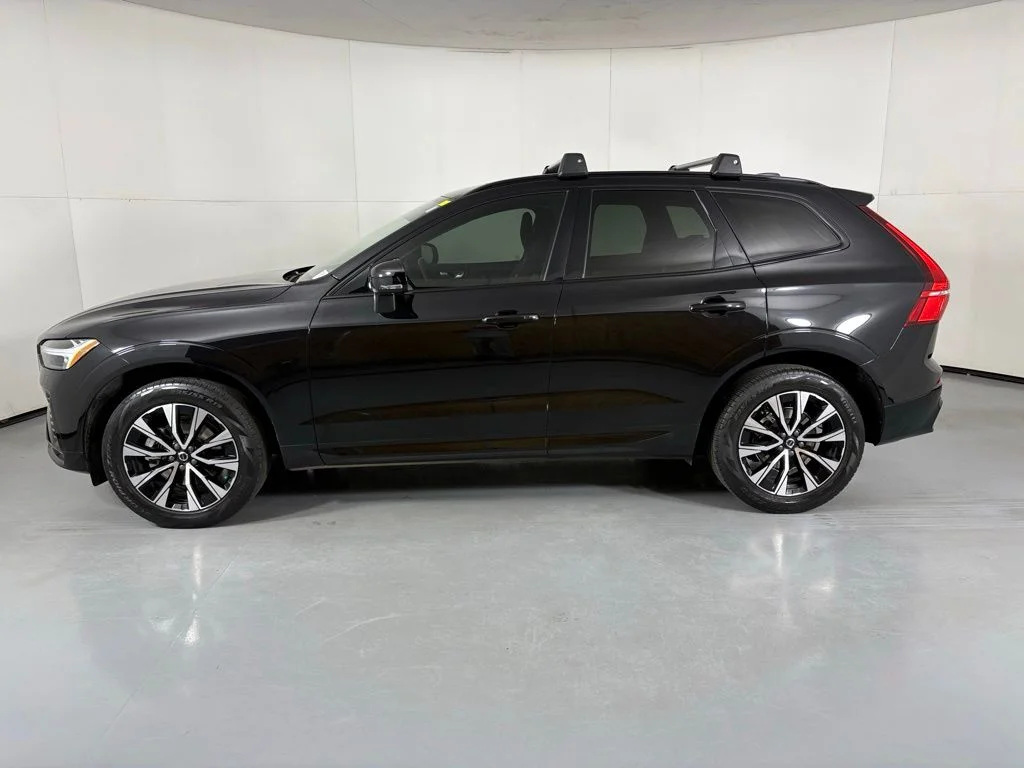 Used 2024 Onyx Black Metallic Volvo Core image 5
