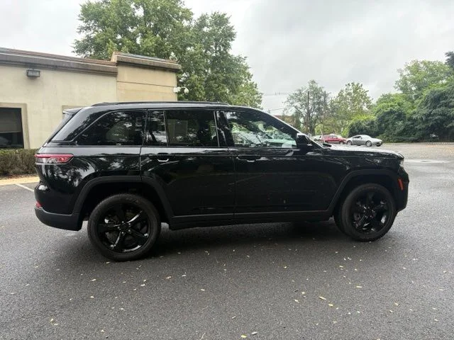 Used 2025 Diamond Black Jeep Altitude X image 6