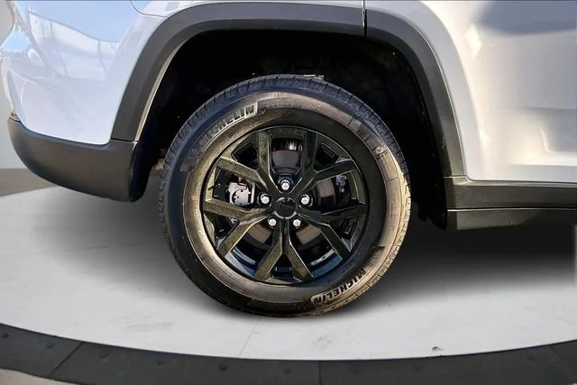 Used 2025 White Jeep Altitude 4x4 image 41