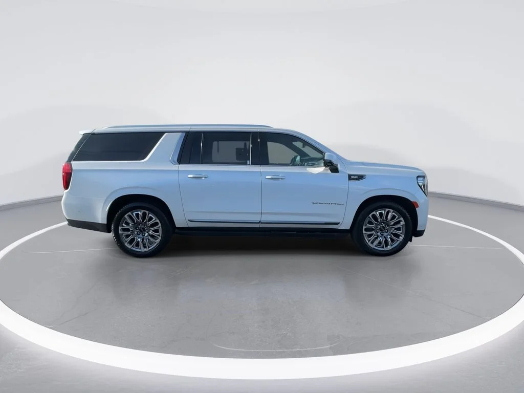 Used 2023 White GMC Denali Ultimate image 9