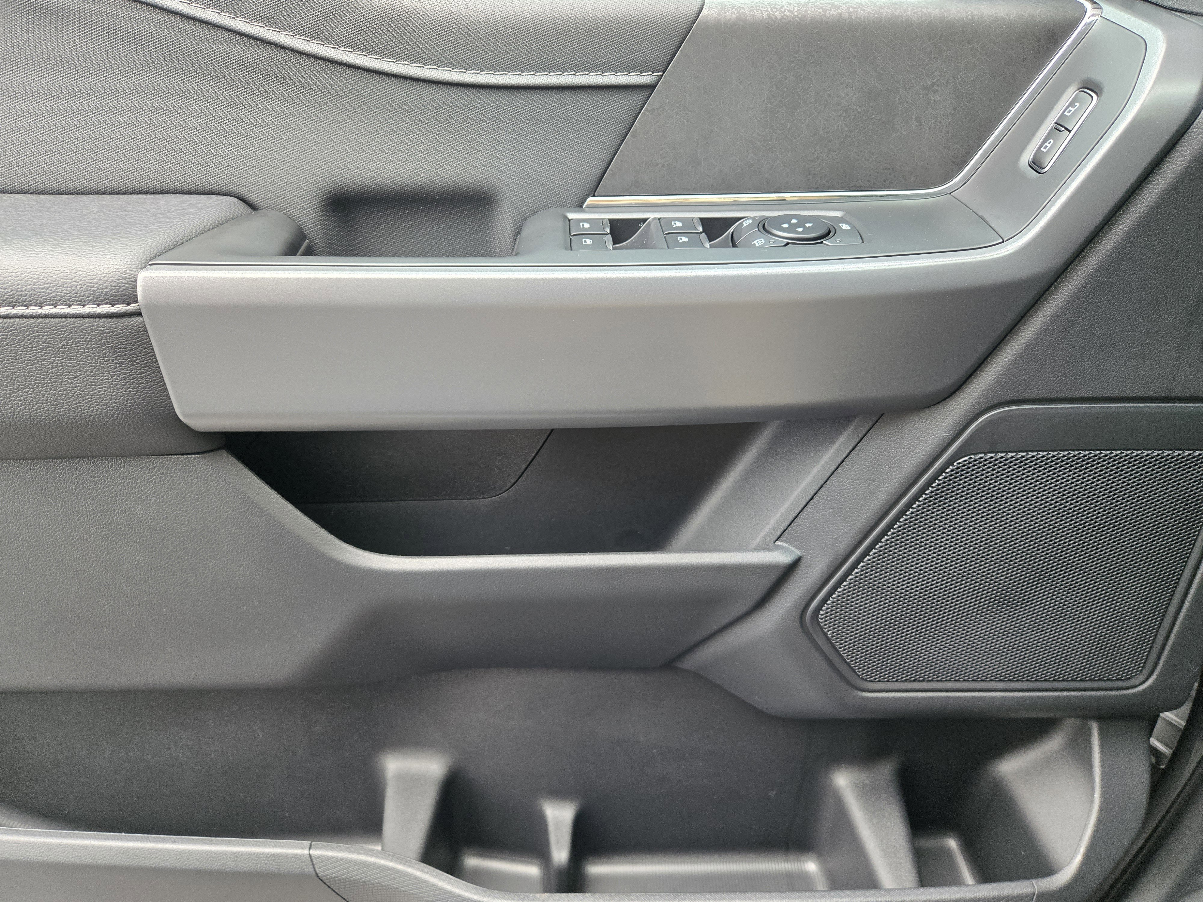 New 2026 Carbonized Gray Metallic Ford XLT image 15