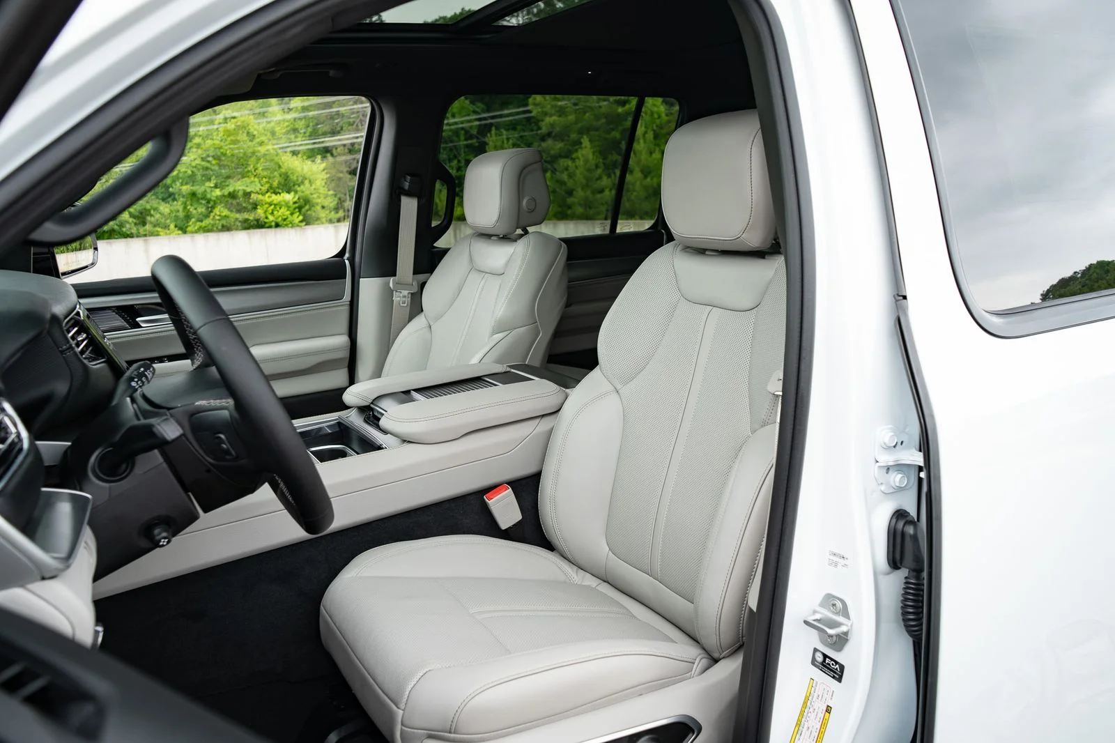 New 2026 Bright White Clear-Coat Exterior Paint Jeep  image 15