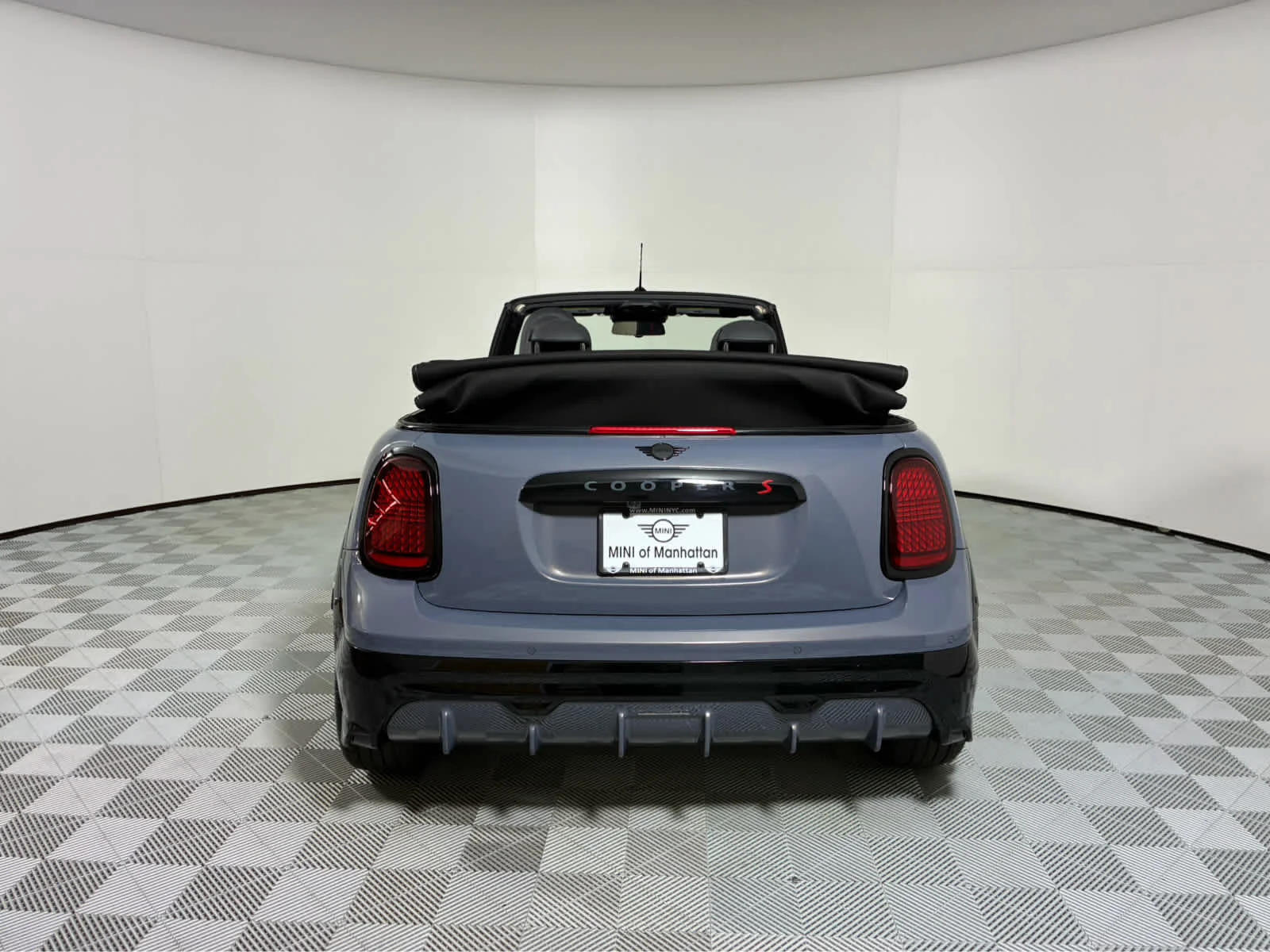 New 2026 Copper Grey Metallic MINI Iconic image 4