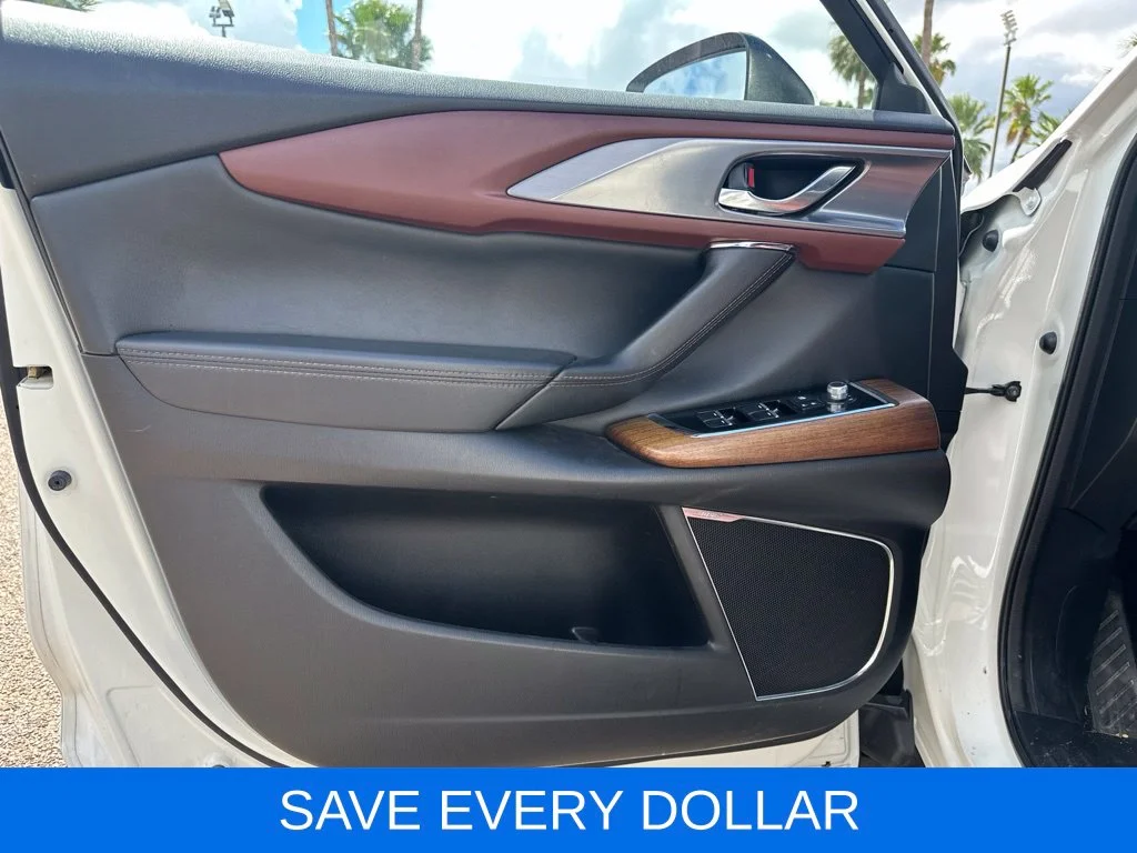 Used 2018 White Mazda Signature image 6
