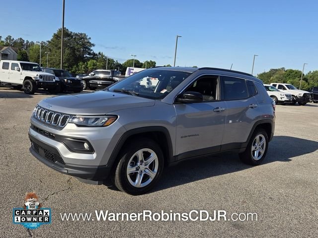 Used 2024  Jeep Latitude image 3