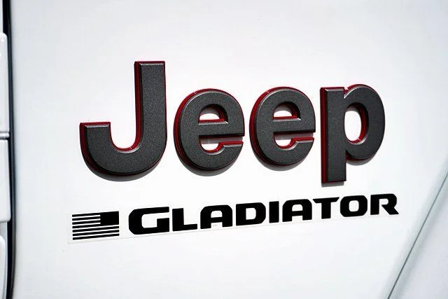 New 2026 Bright White Clear-Coat Exterior Paint Jeep Rubicon X image 12