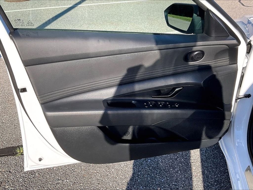 Used 2025 White Hyundai SEL Sport image 9