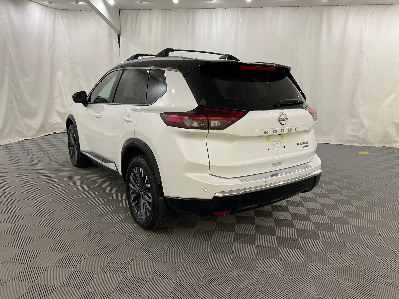 New 2026 Everest White Pearl/Super Black Nissan Platinum image 9