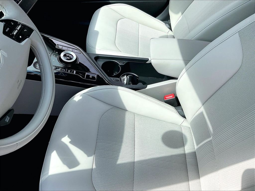Used 2023 White Kia Wind image 20