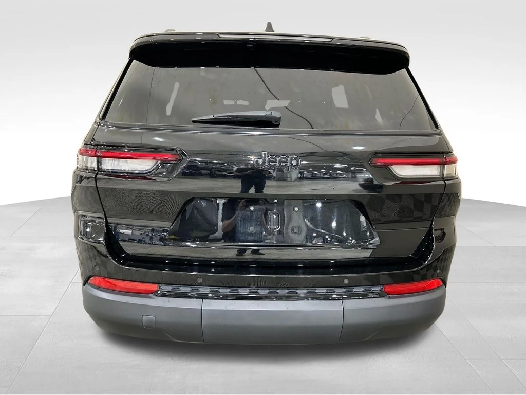 Used 2021 Black Jeep Altitude image 4