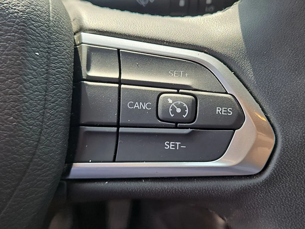 Used 2024 White Jeep Latitude image 26