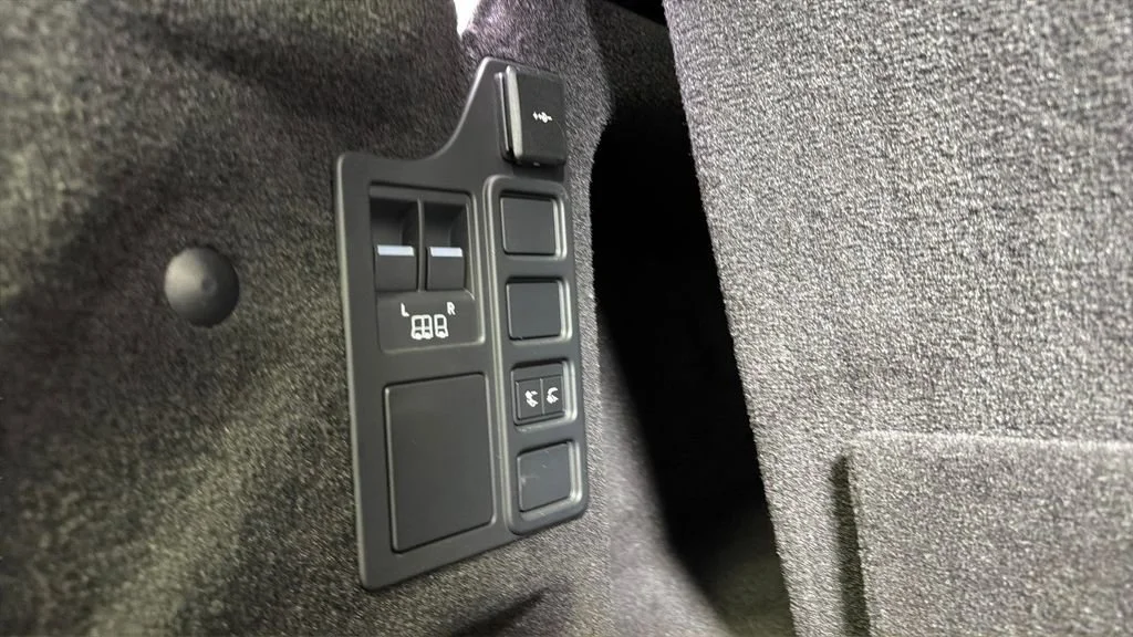 Used 2022  Land Rover S R-Dynamic image 33
