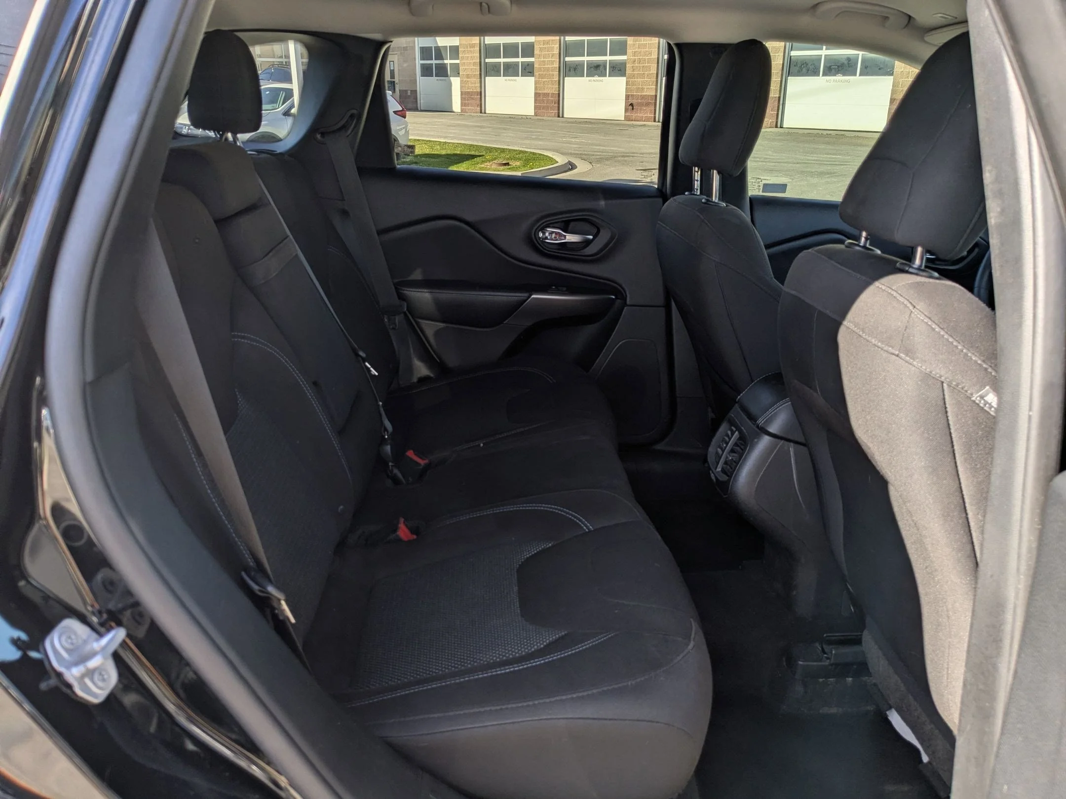 Used 2019 Diamond Black Crystal Pearlcoat Jeep Latitude image 25