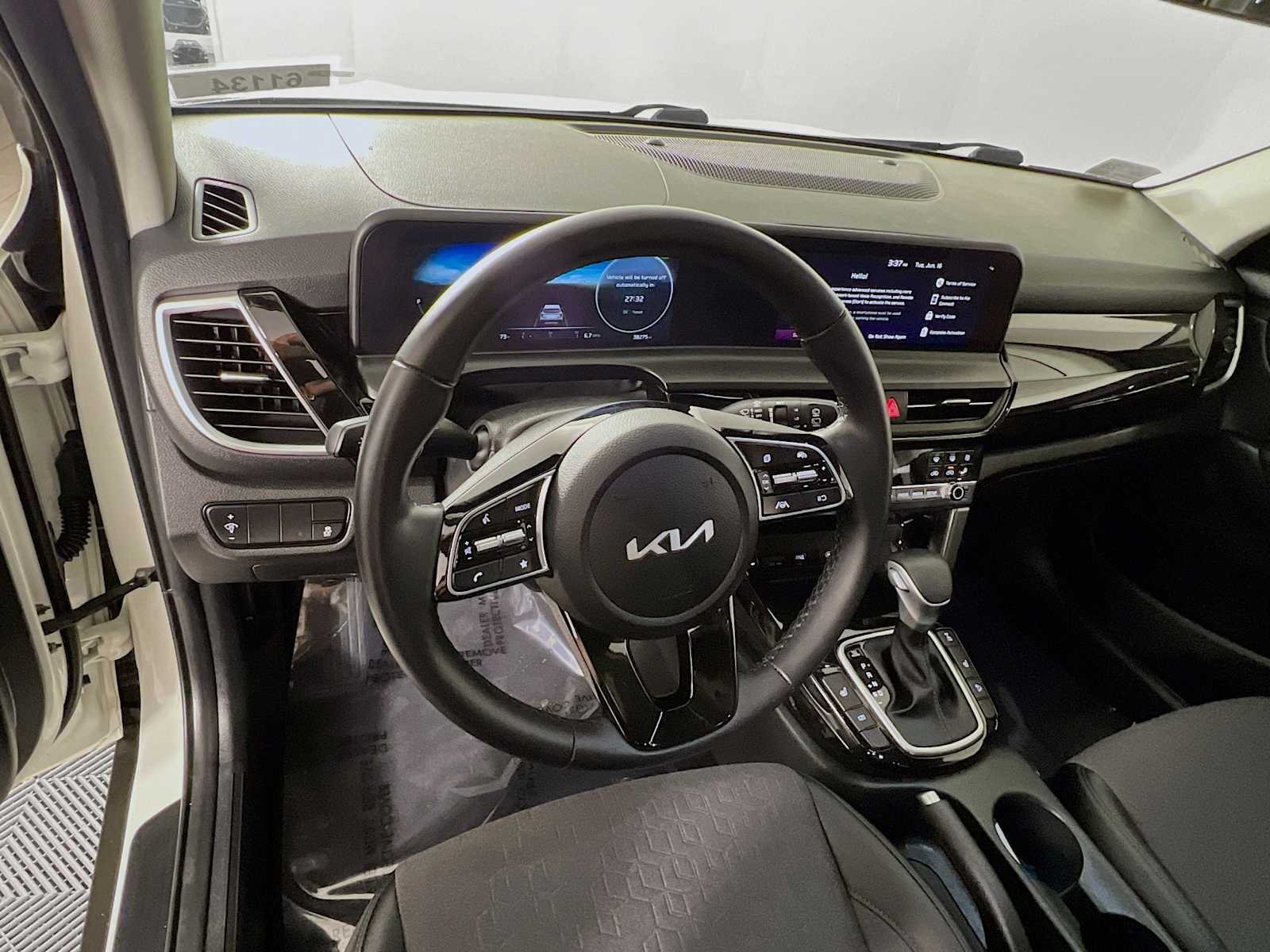 Used 2024 Clear White/Black Roof Kia X-Line image 11